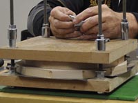 Gluing press