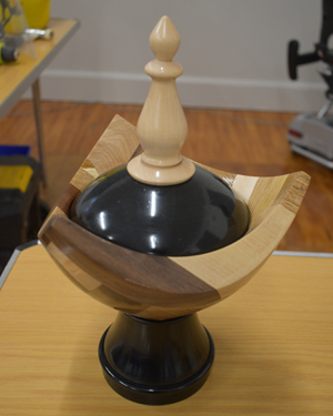 Segmented 3-corner bowl with lid and pedestal